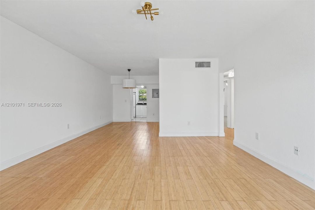 En Venta: $348,900 (2 camas, 2 baños, 1042 Pies cuadrados)