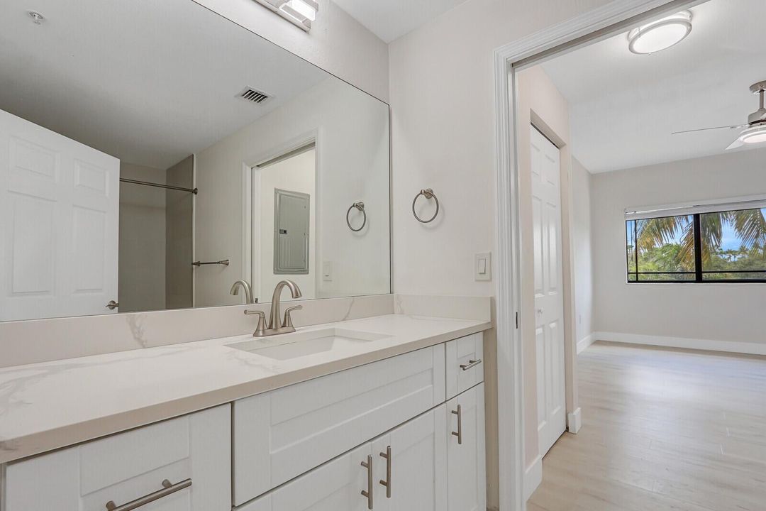 2916-302 2ND BATH 1