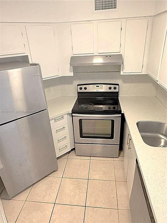 В аренду: $1,890 (2 спален, 2 ванн, 890 Квадратных фут)