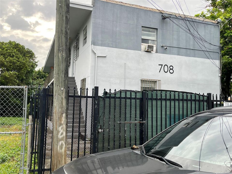 For Rent: $1,500 (1 beds, 1 baths, 425 Square Feet)