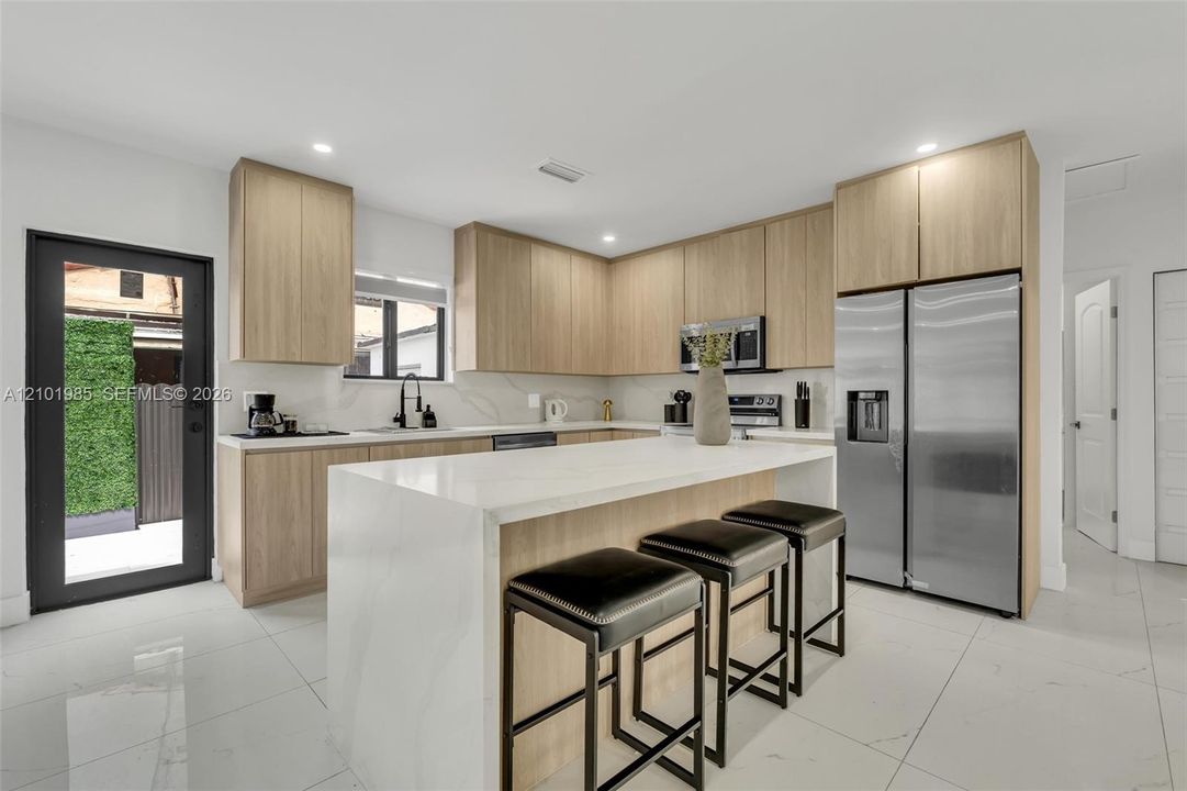 В аренду: $8,995 (4 спален, 3 ванн, 2023 Квадратных фут)