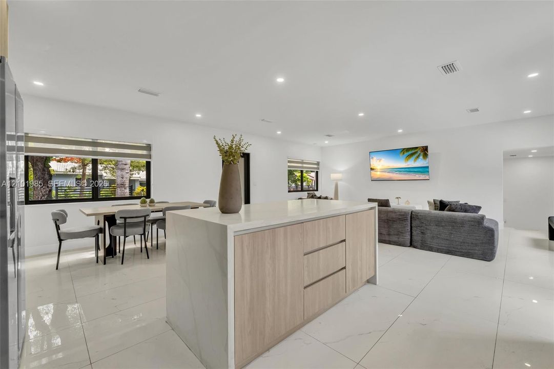 В аренду: $8,995 (4 спален, 3 ванн, 2023 Квадратных фут)
