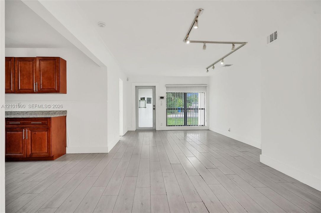 На продажу: $395,000 (3 спален, 2 ванн, 1258 Квадратных фут)