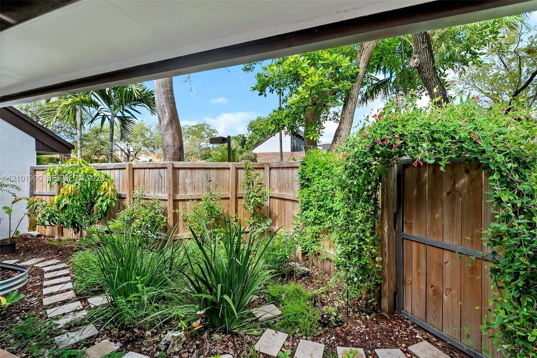 For Rent: $3,300 (2 beds, 2 baths, 915 Square Feet)
