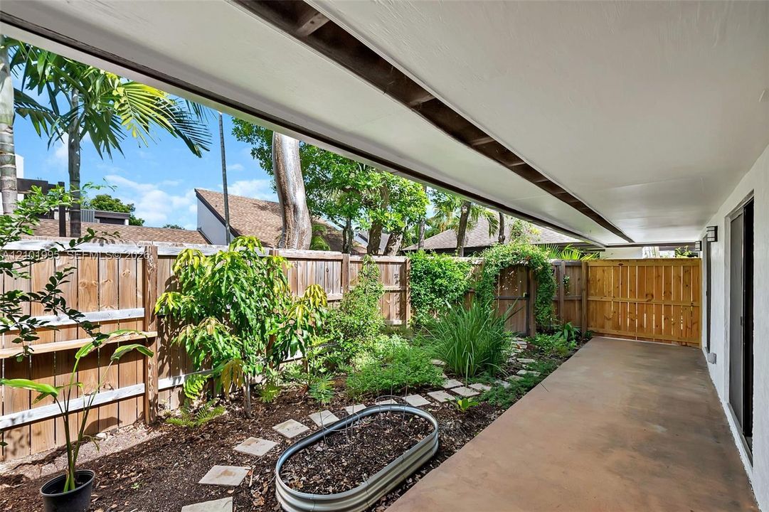 For Rent: $3,300 (2 beds, 2 baths, 915 Square Feet)