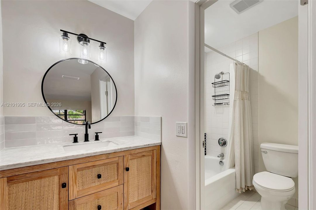 For Rent: $3,300 (2 beds, 2 baths, 915 Square Feet)