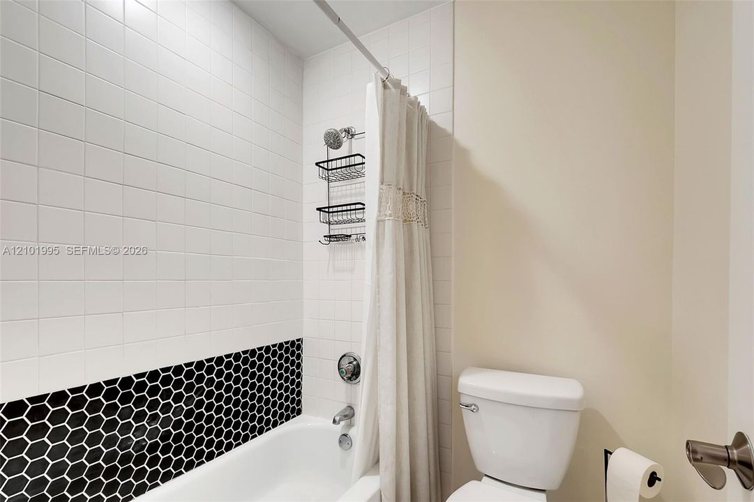 For Rent: $3,300 (2 beds, 2 baths, 915 Square Feet)