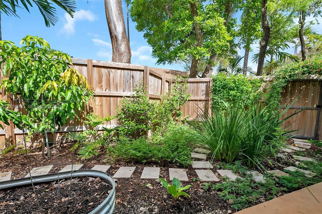 For Rent: $3,300 (2 beds, 2 baths, 915 Square Feet)