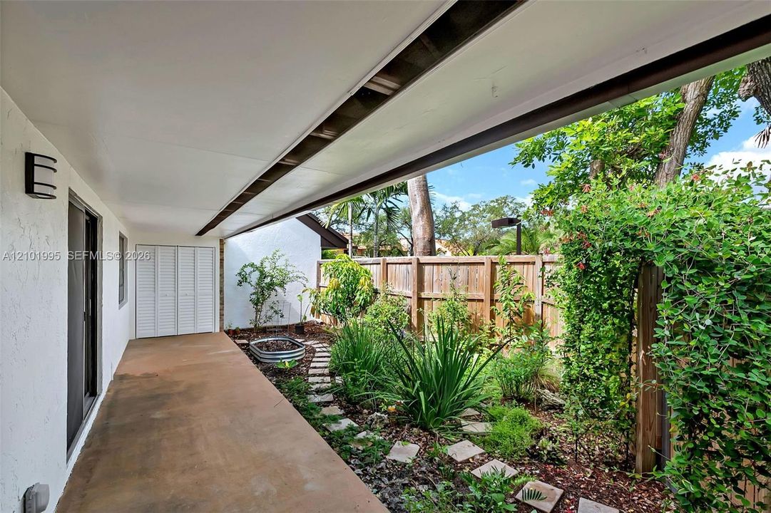 For Rent: $3,300 (2 beds, 2 baths, 915 Square Feet)