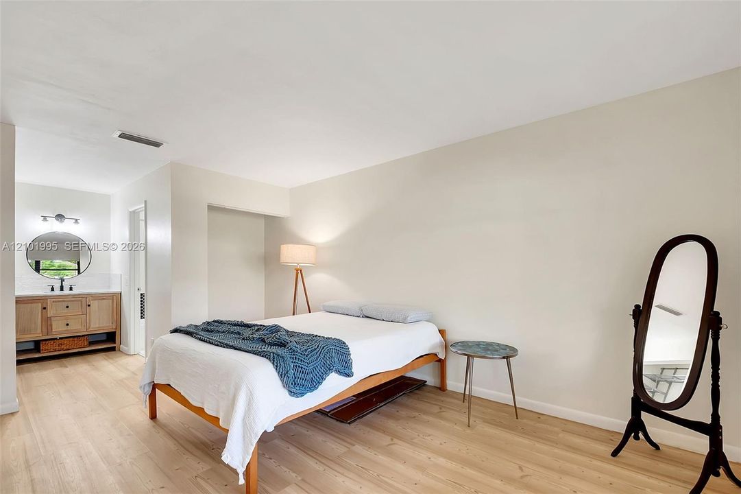 For Rent: $3,300 (2 beds, 2 baths, 915 Square Feet)