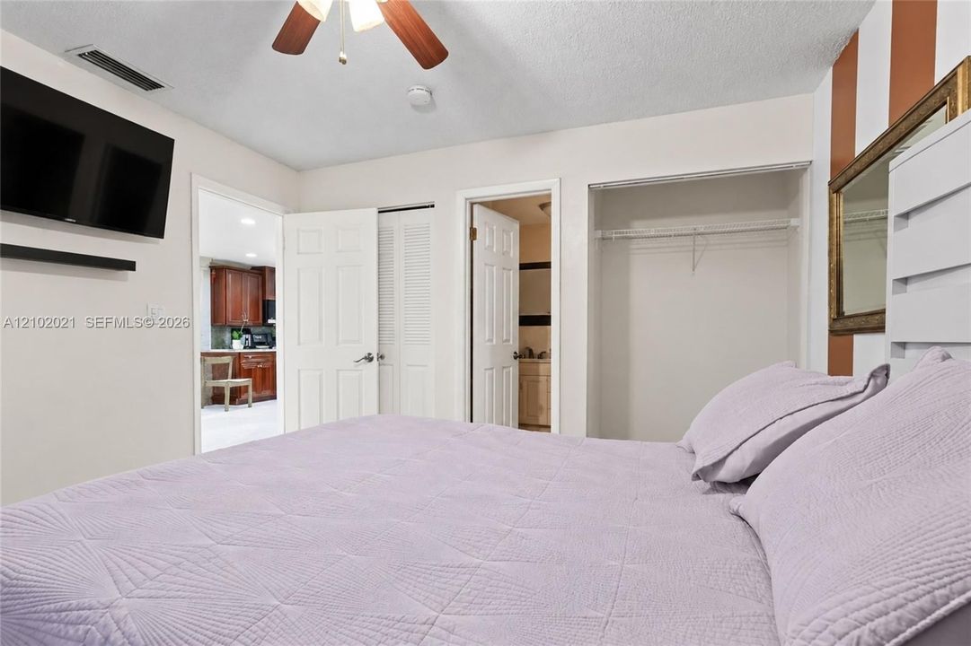 En Venta: $455,000 (3 camas, 2 baños, 1302 Pies cuadrados)