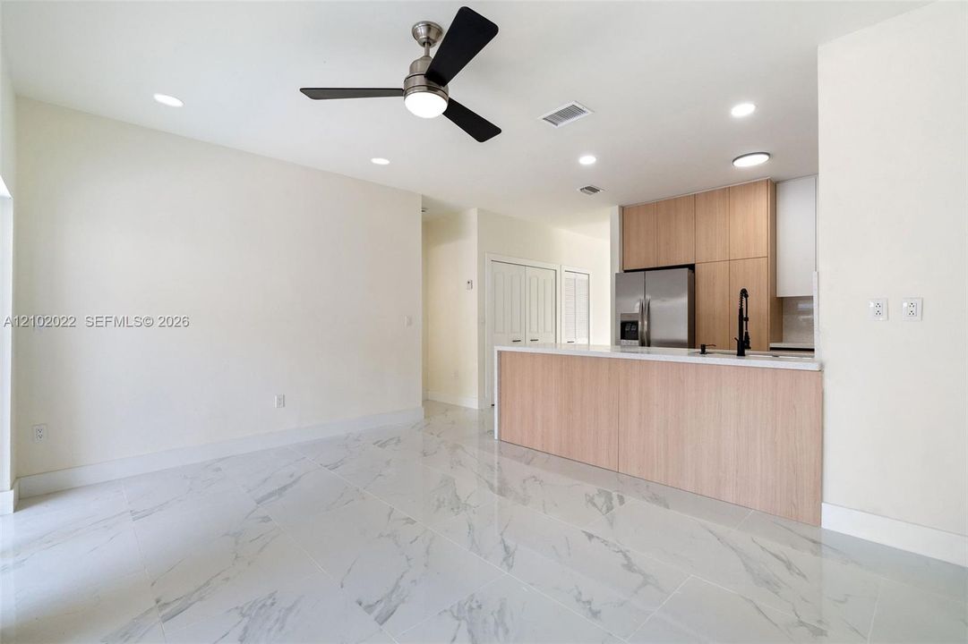 В аренду: $3,800 (4 спален, 2 ванн, 1601 Квадратных фут)
