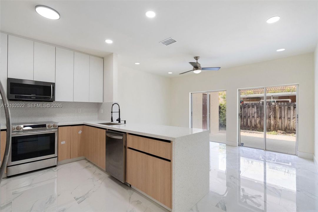 В аренду: $3,800 (4 спален, 2 ванн, 1601 Квадратных фут)