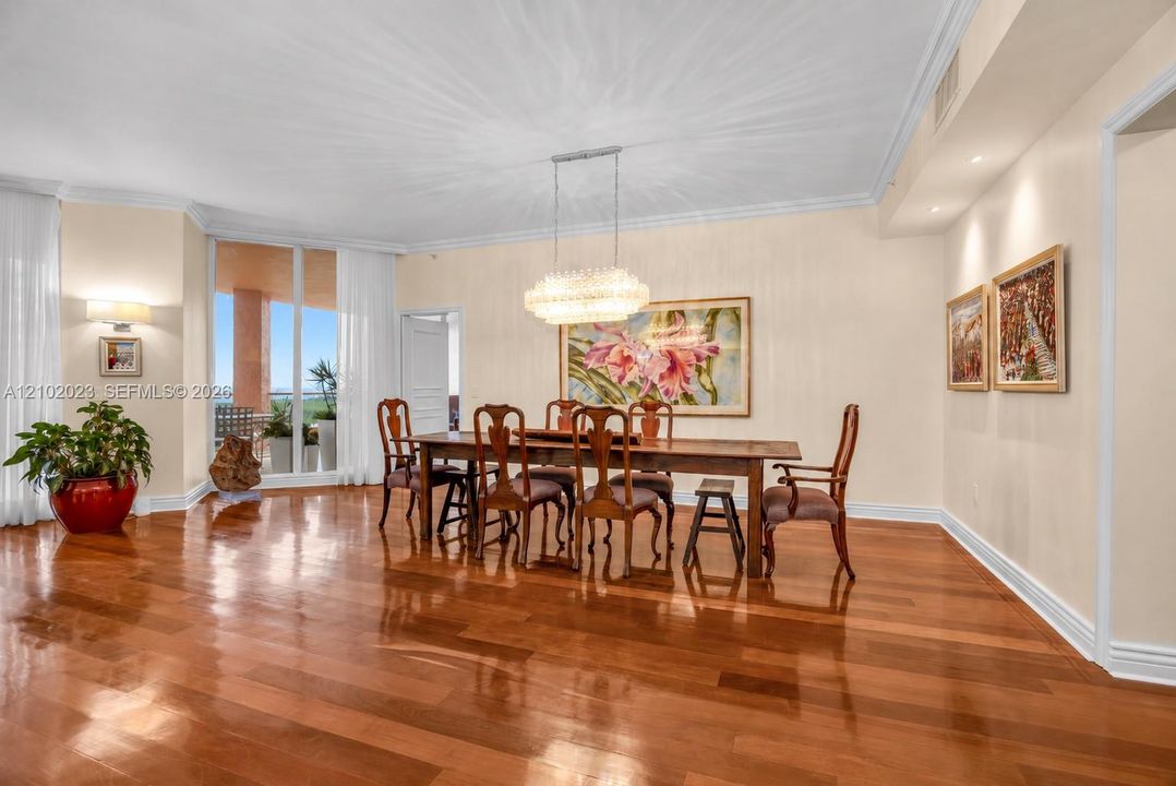 En Venta: $2,795,000 (2 camas, 3 baños, 3100 Pies cuadrados)