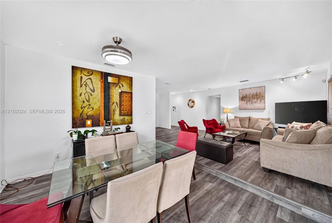 Под контрактом: $634,900 (3 спален, 2 ванн, 1682 Квадратных фут)