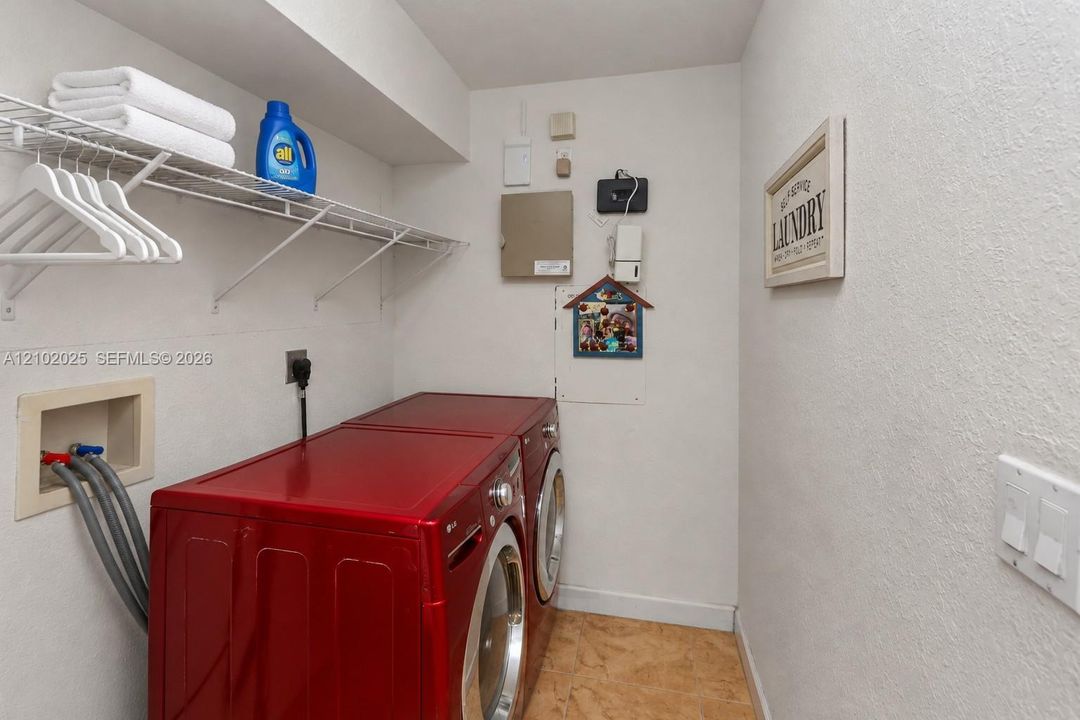 На продажу: $1,155,000 (5 спален, 4 ванн, 4717 Квадратных фут)