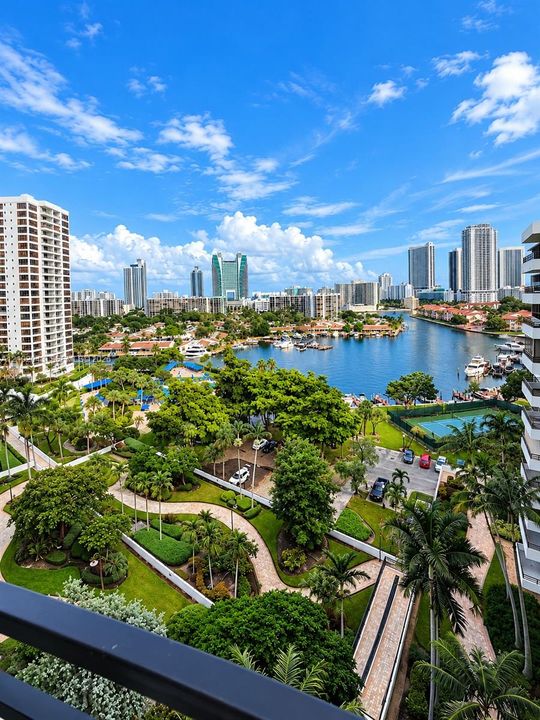 For Rent: $1,990 (1 beds, 1 baths, 828 Square Feet)