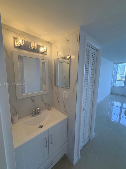 For Rent: $1,990 (1 beds, 1 baths, 828 Square Feet)