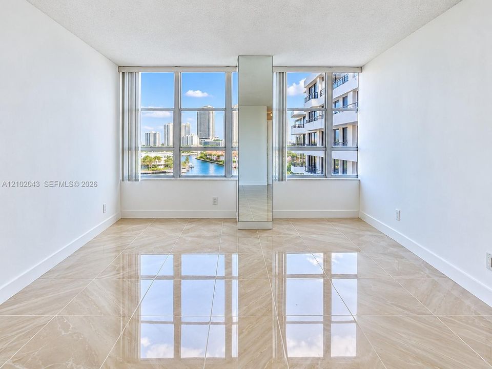For Rent: $1,990 (1 beds, 1 baths, 828 Square Feet)