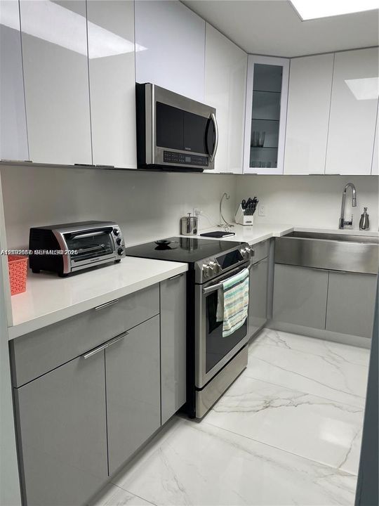For Rent: $3,350 (2 beds, 2 baths, 1100 Square Feet)