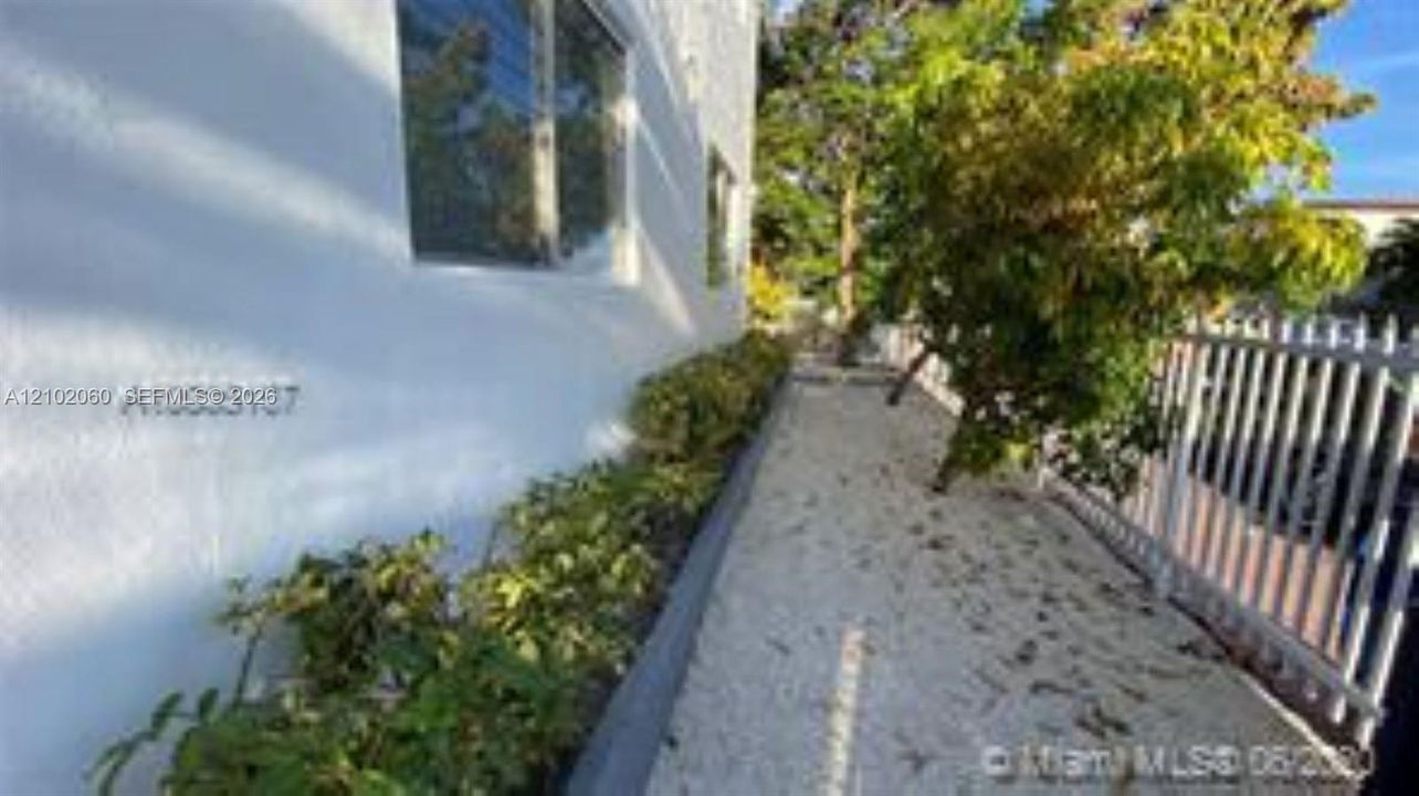 For Rent: $2,300 (2 beds, 1 baths, 4269 Square Feet)