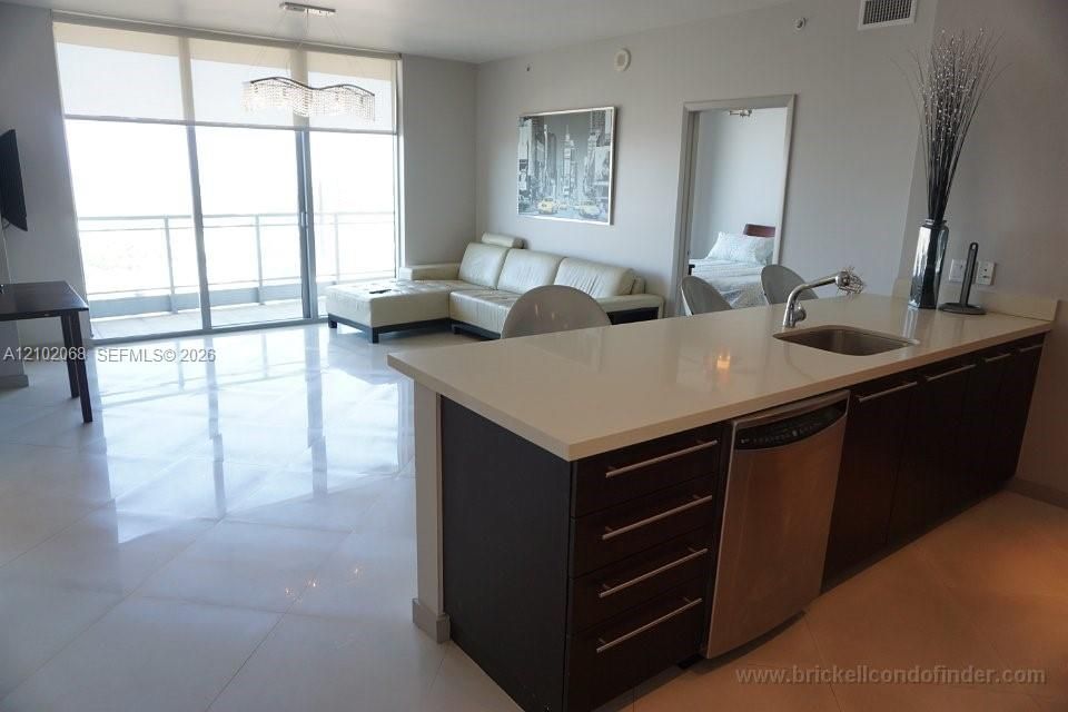 В аренду: $3,800 (2 спален, 2 ванн, 1079 Квадратных фут)