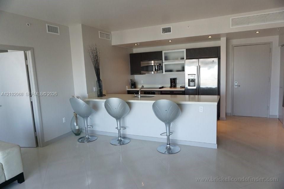 В аренду: $3,800 (2 спален, 2 ванн, 1079 Квадратных фут)