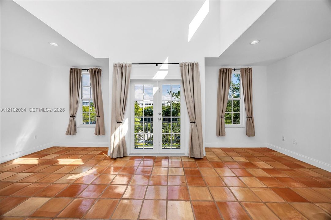 En Venta: $725,000 (2 camas, 2 baños, 1560 Pies cuadrados)