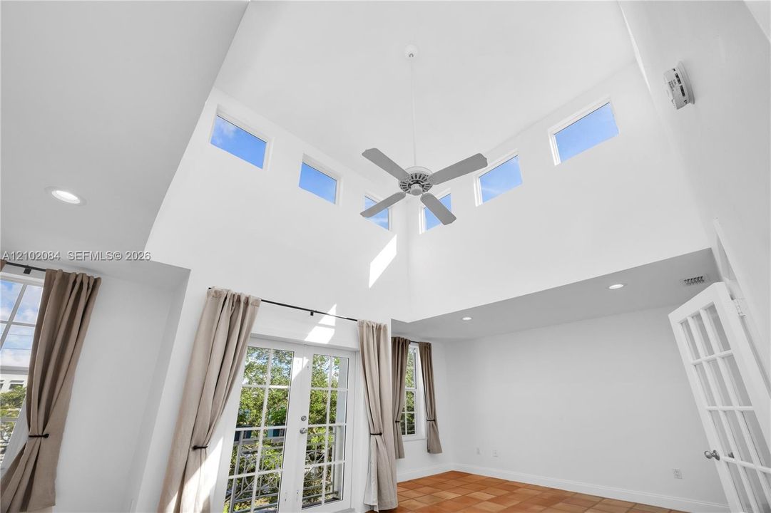 En Venta: $725,000 (2 camas, 2 baños, 1560 Pies cuadrados)