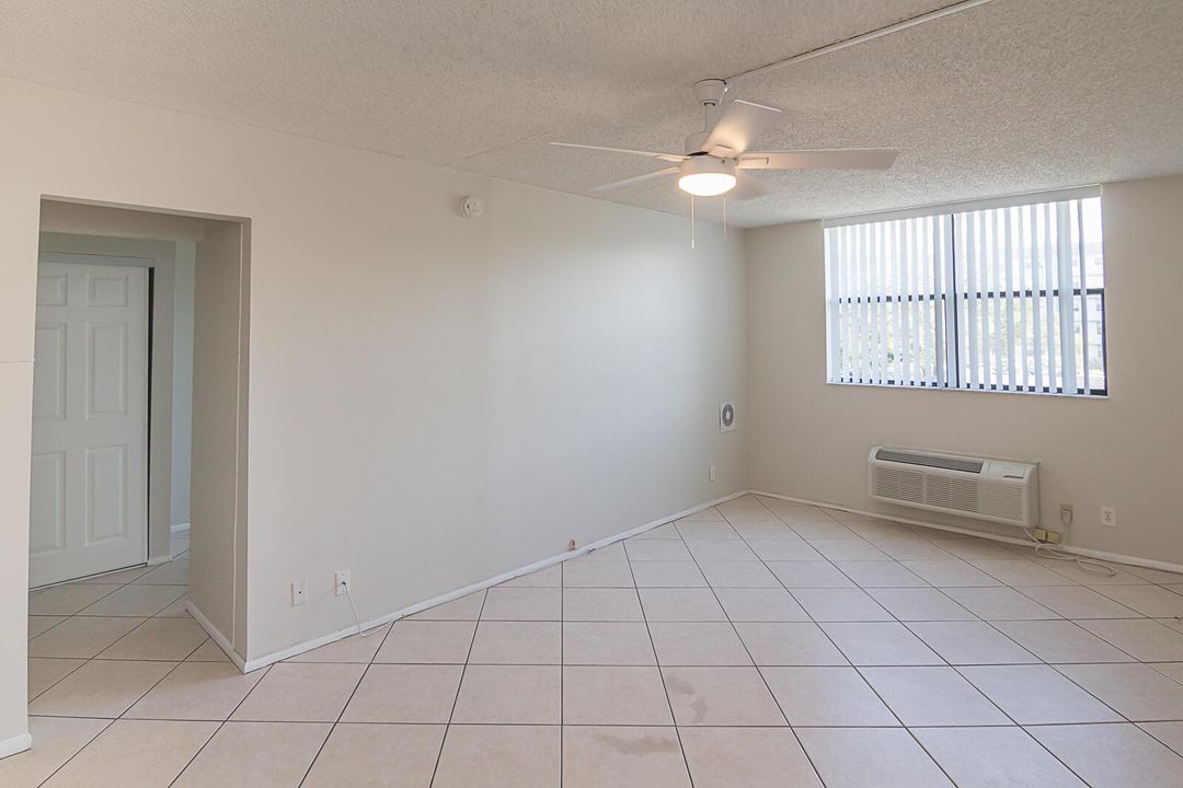 2501 Riverside Drive 209_-11.jpg-2026-10