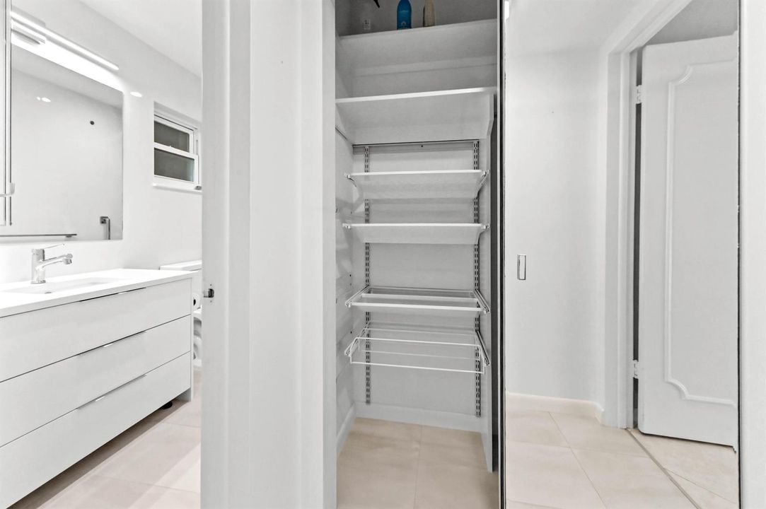 20 Closet 01