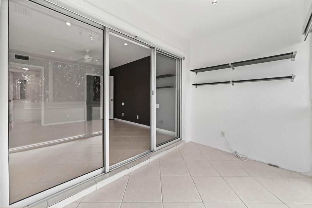 25 Balcony 01
