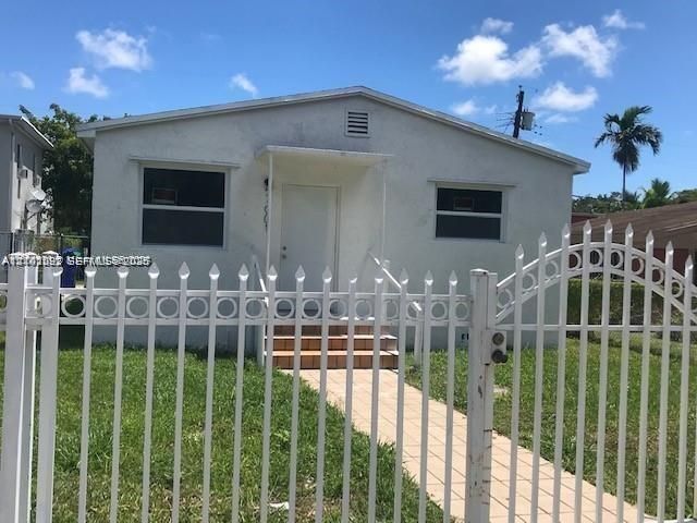 For Rent: $1,900 (2 beds, 1 baths, 1404 Square Feet)