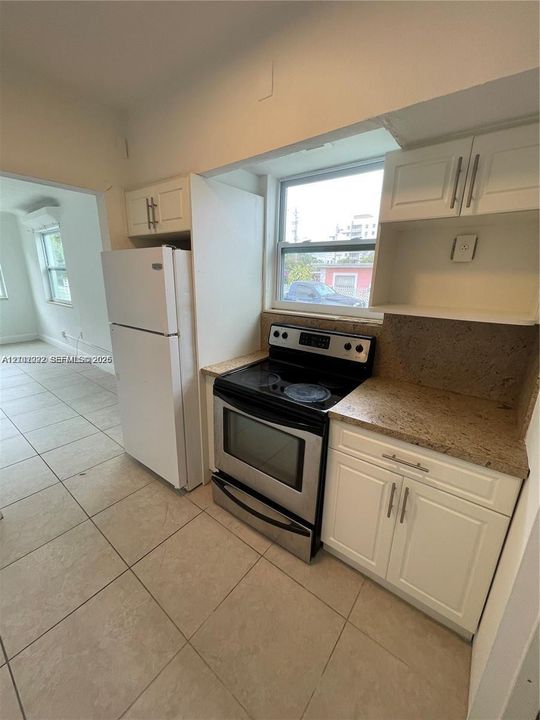 For Rent: $1,900 (2 beds, 1 baths, 1404 Square Feet)