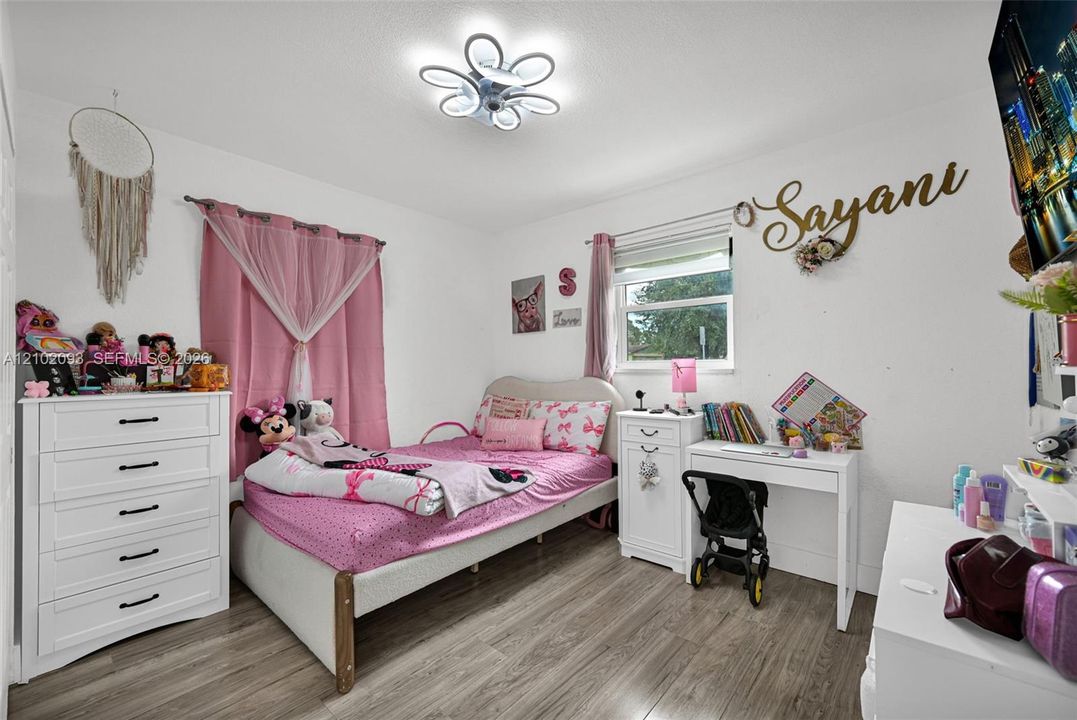 Active With Contract: $3,500 (3 beds, 1 baths, 1274 Square Feet)