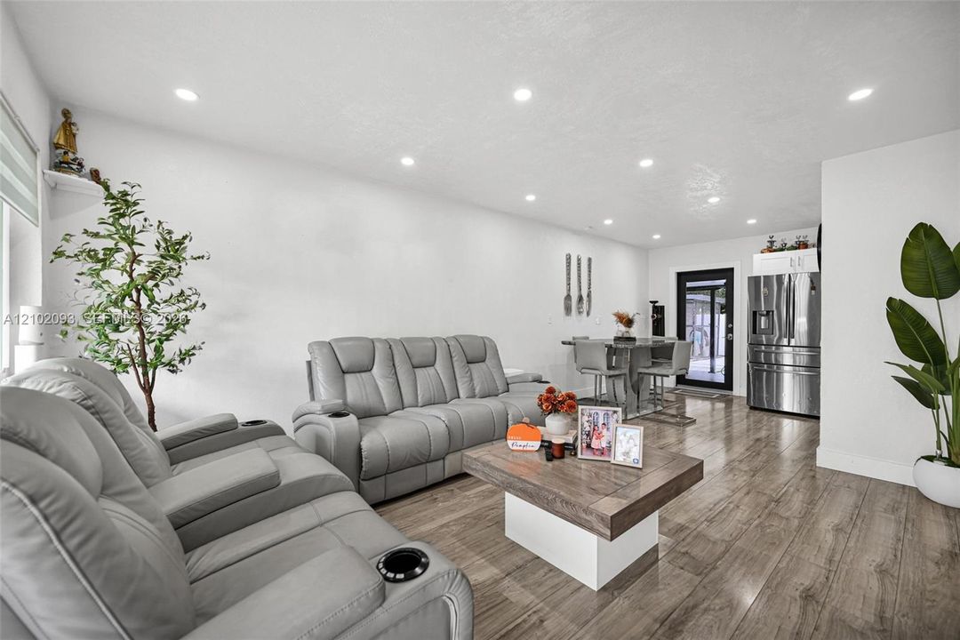 Active With Contract: $3,500 (3 beds, 1 baths, 1274 Square Feet)