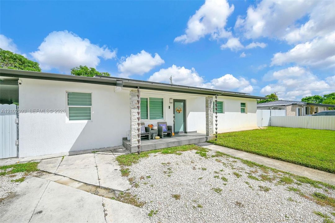 Active With Contract: $3,500 (3 beds, 1 baths, 1274 Square Feet)