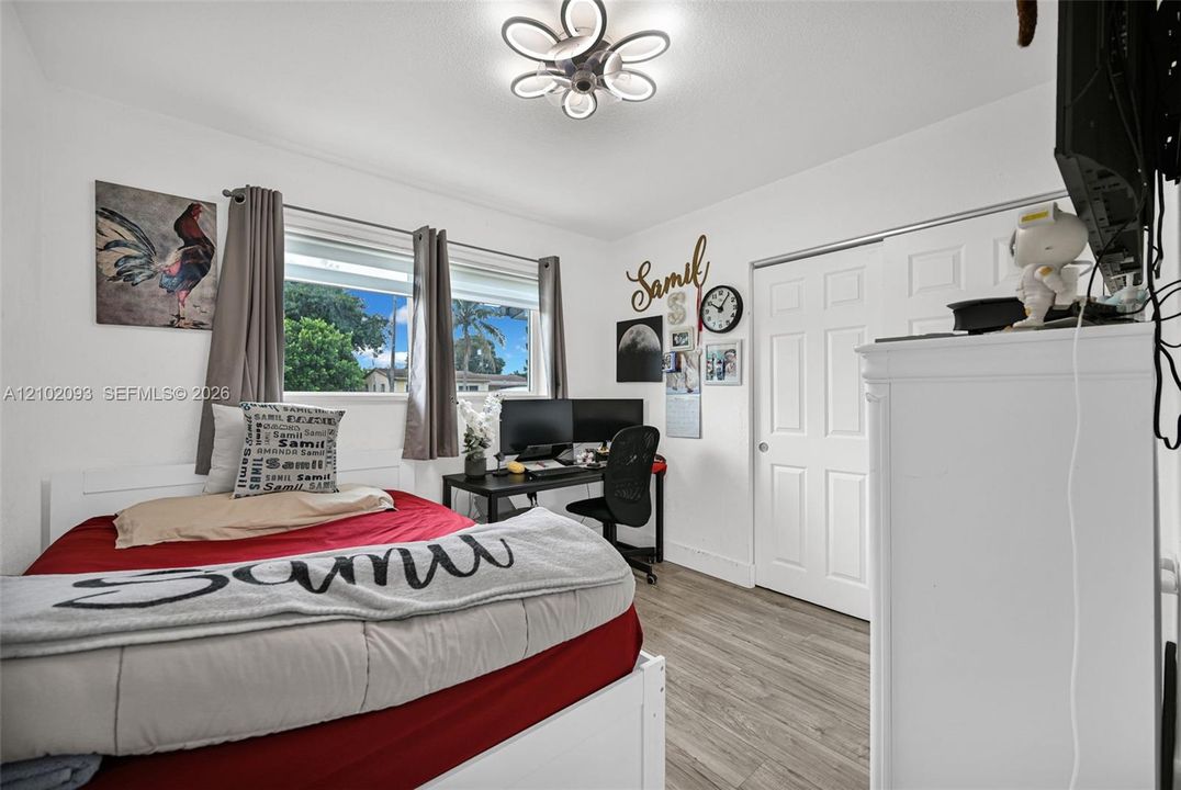 Active With Contract: $3,500 (3 beds, 1 baths, 1274 Square Feet)