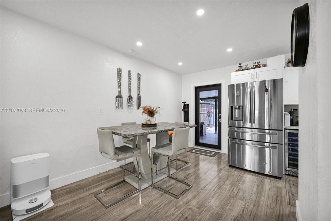Active With Contract: $3,500 (3 beds, 1 baths, 1274 Square Feet)