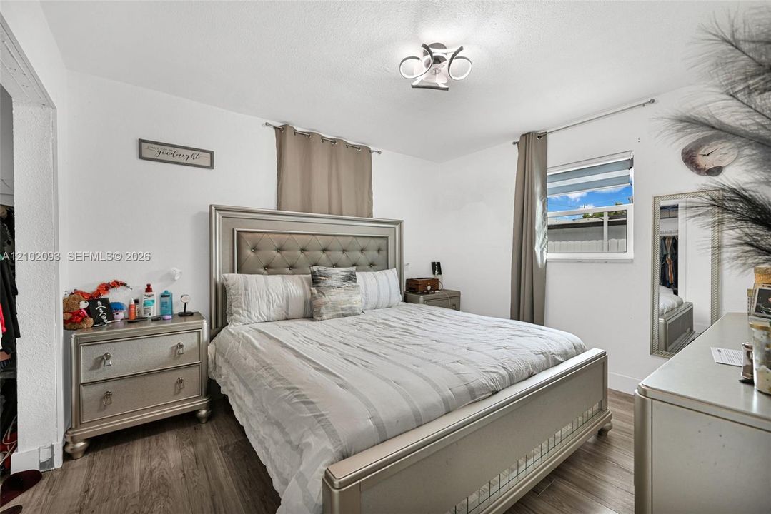 Active With Contract: $3,500 (3 beds, 1 baths, 1274 Square Feet)