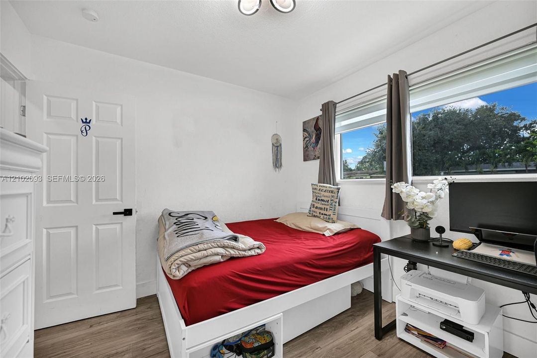 Active With Contract: $3,500 (3 beds, 1 baths, 1274 Square Feet)