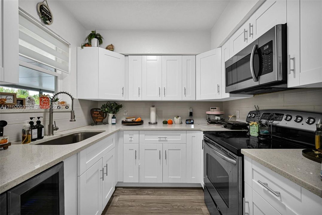 Active With Contract: $3,500 (3 beds, 1 baths, 1274 Square Feet)