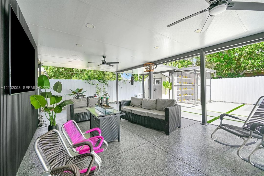 Active With Contract: $3,500 (3 beds, 1 baths, 1274 Square Feet)