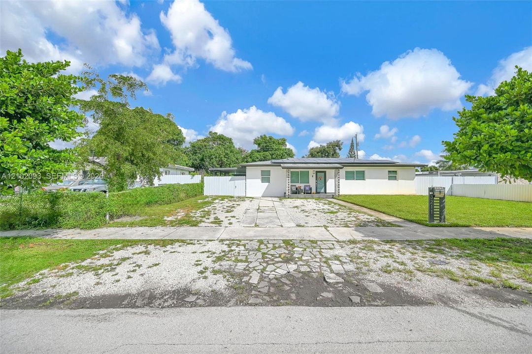 Active With Contract: $3,500 (3 beds, 1 baths, 1274 Square Feet)