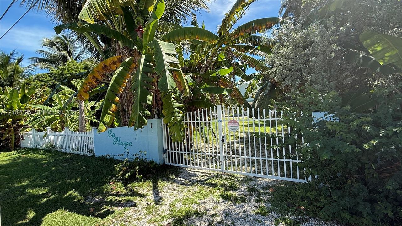 For Sale: $2,200,000 (3 beds, 2 baths, 1404 Square Feet)