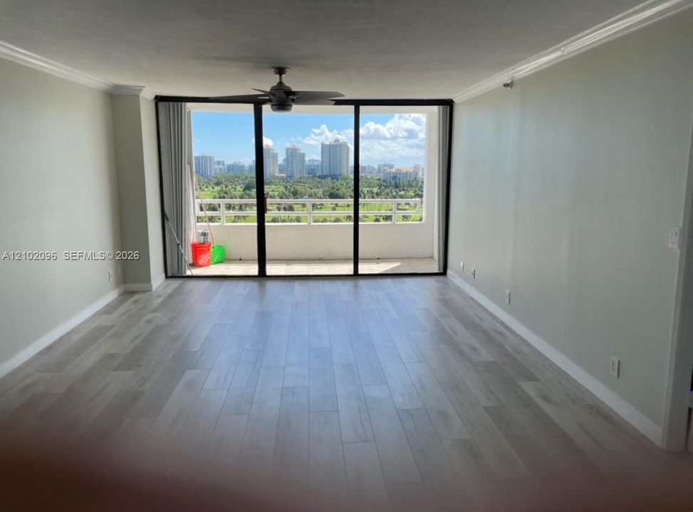 For Sale: $359,900 (2 beds, 2 baths, 1213 Square Feet)