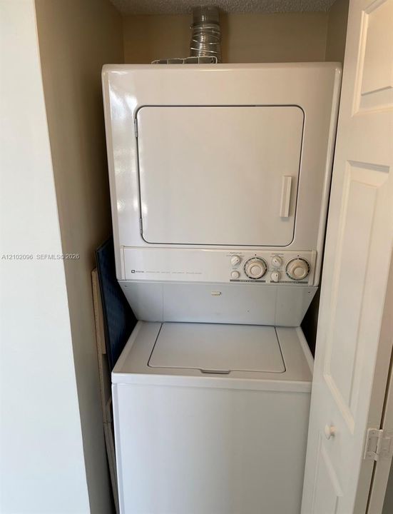 For Sale: $359,900 (2 beds, 2 baths, 1213 Square Feet)