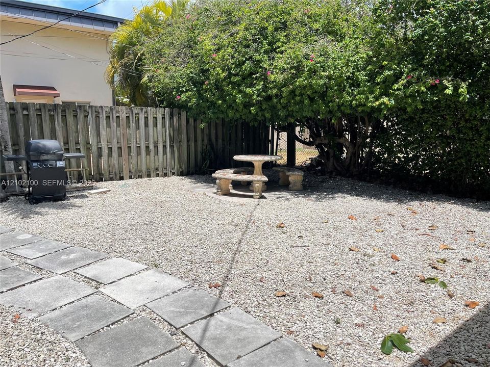 For Rent: $3,000 (3 beds, 1 baths, 4747 Square Feet)