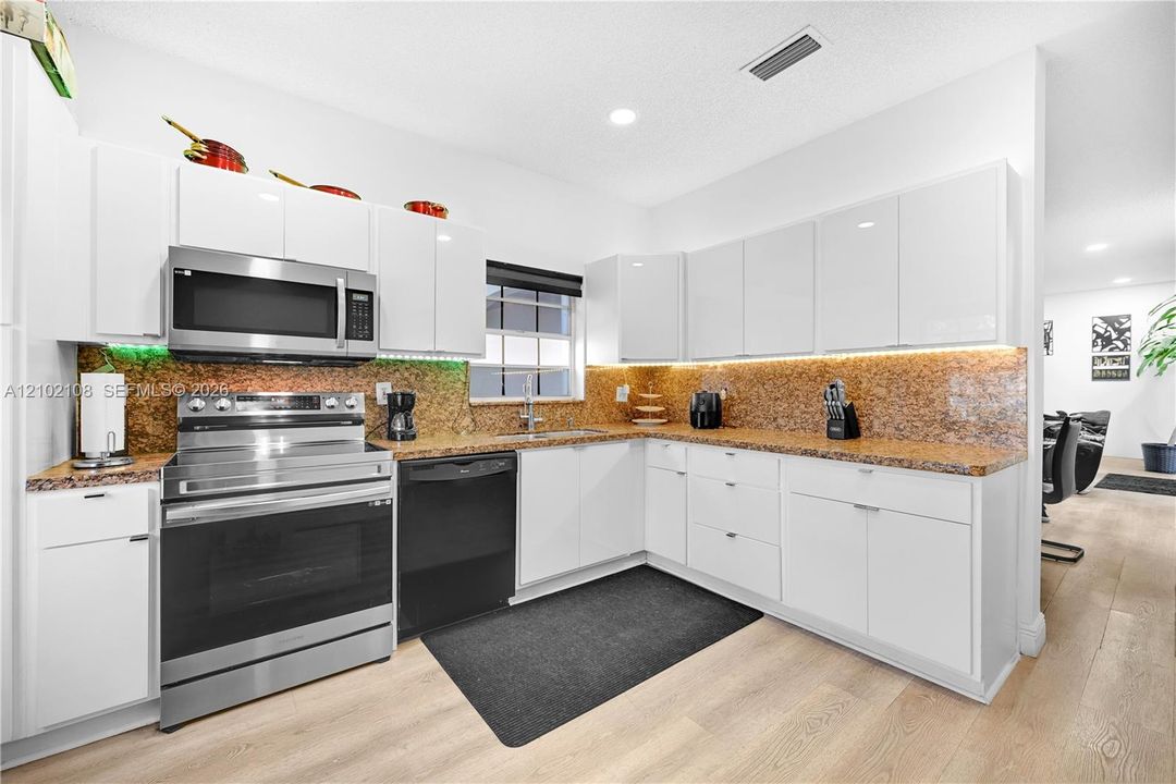 En Venta: $549,999 (4 camas, 3 baños, 1475 Pies cuadrados)