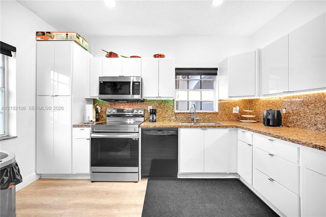 En Venta: $549,999 (4 camas, 3 baños, 1475 Pies cuadrados)